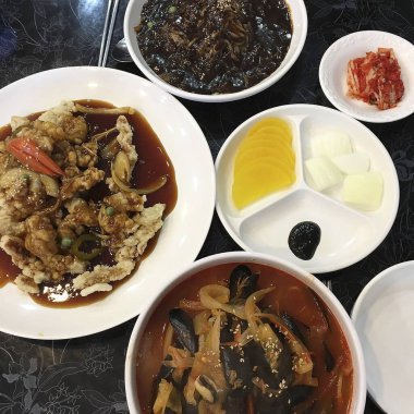 Lezzetli Asya yemeklerinin yakın görüntüsü