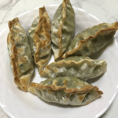 Ispanaklı ve sarımsaklı kızarmış hamur köftesi.