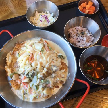 Sebze ve soslu kızarmış tavuk.