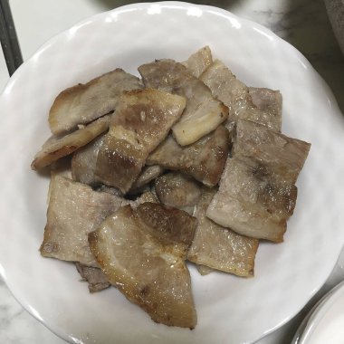 Soslu ve baharatlı kızarmış domuz eti.