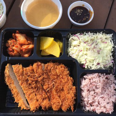 Kore yemeği, kızarmış pilav ve sebzeli kızarmış tavuk ve pilav.