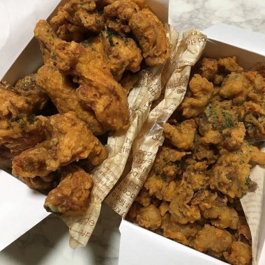 Sos ve baharatlı kızarmış balık.