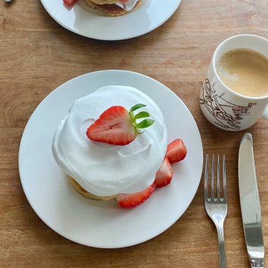 enfes Çilekli Pasta krema ile