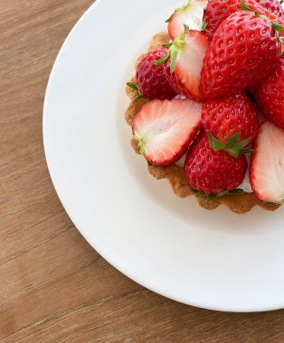 Çilekli tart plaka üzerinde