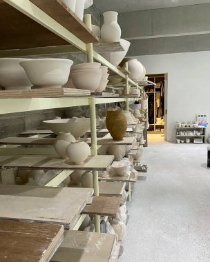 Modern bir mutfağın içinde.