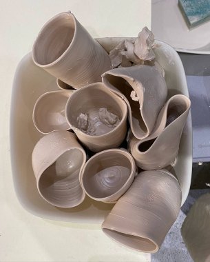 Tahta masadaki beyaz seramik tabaklar.