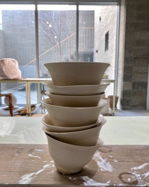 Beyaz ve kahverengi bir seramik kasenin yakın plan çekimi.