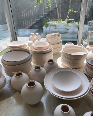 Tabakları ve kâseleri olan seramik tabaklar
