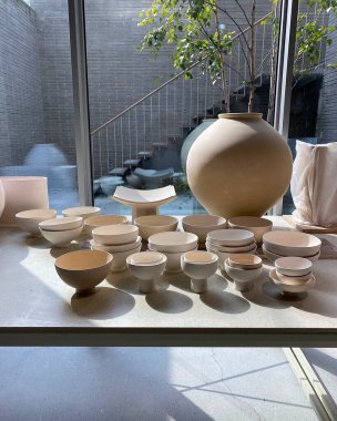 Modern bir mutfağın içinde.