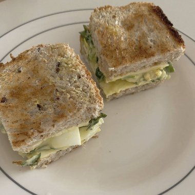 Tavuk ve peynirli sandviç.