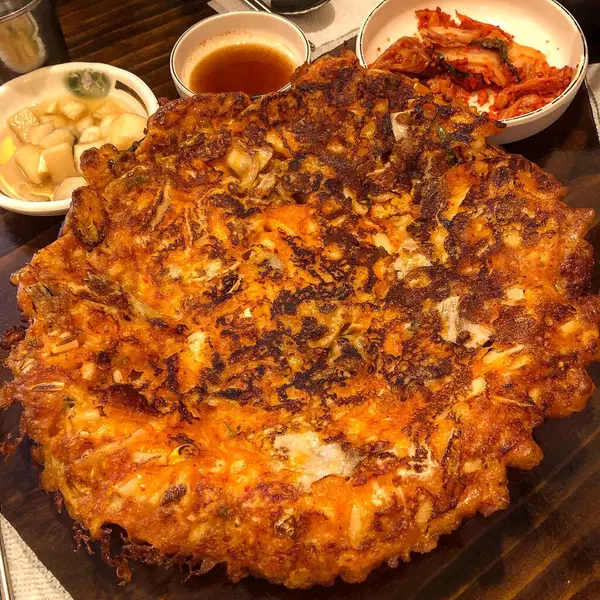 Sos ve baharatlı kızarmış tavuk kanadı.