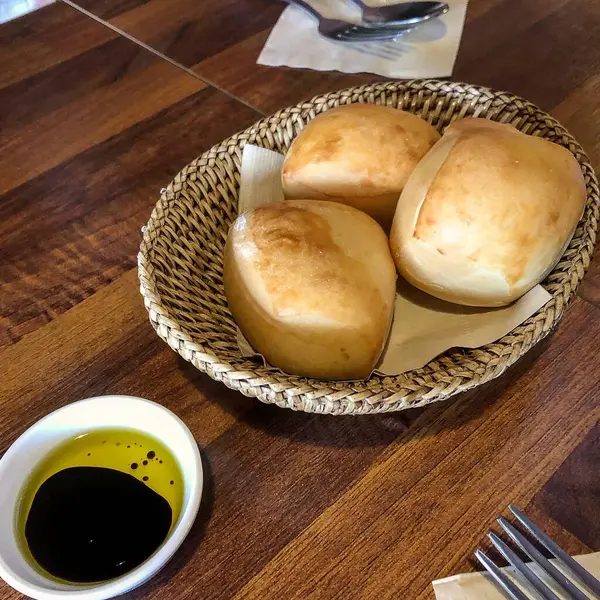 Ekmek ve peynir beyaz bir kasede