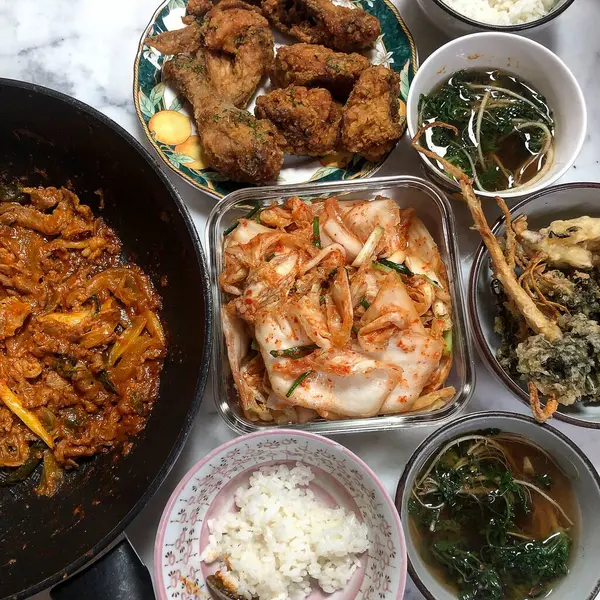 Lezzetli Asya yemeklerinin yakın görüntüsü