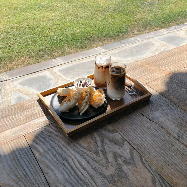 kahve fincanı ve kahve tahta masada.