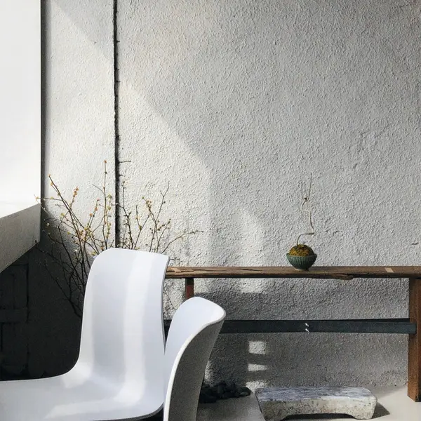 Bahçedeki boş masa.