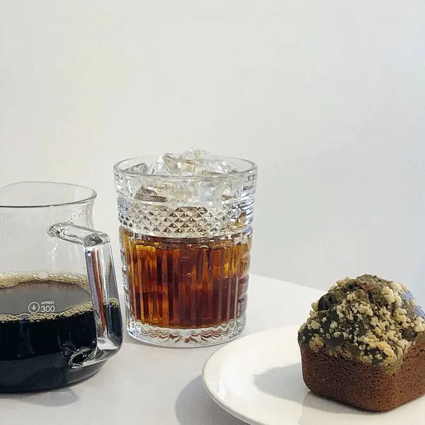 Masada buzlu bardak ve bir fincan kahve.