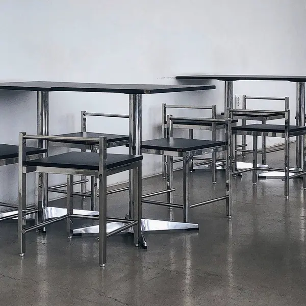 Sandalyeli modern ofis masası