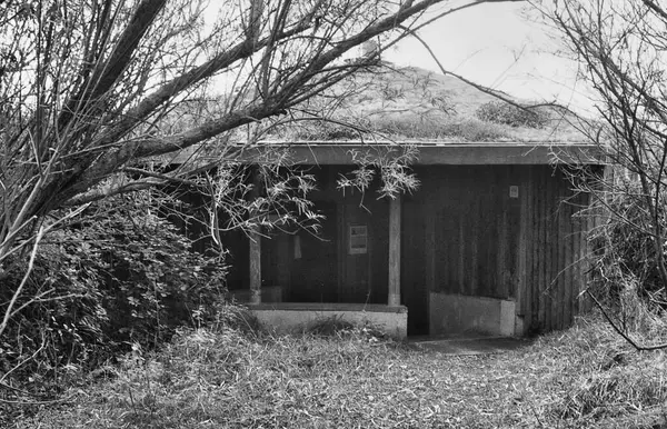 Kırsal alanda terk edilmiş bir bina.