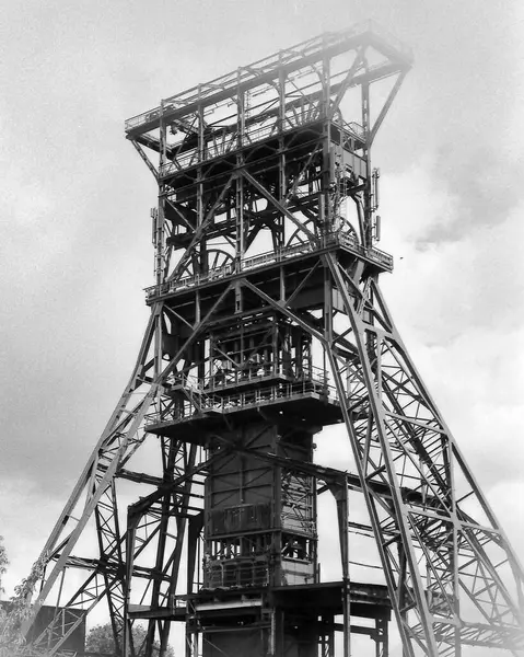 Ormandaki kömür madeni.