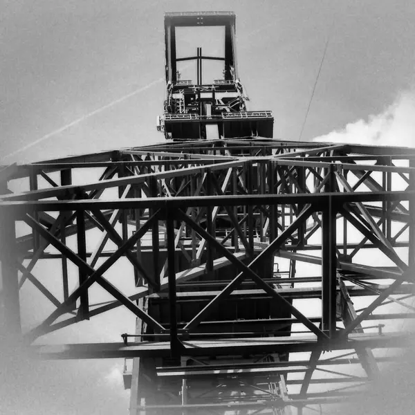 Şehirdeki terk edilmiş eski bina.