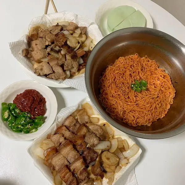 Asya yemeği, sebzeli kızarmış pilav, domuz eti ve kızarmış yumurta.