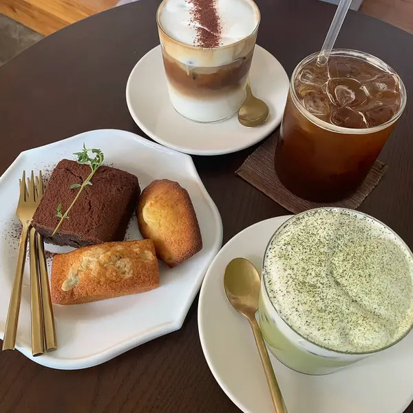 Bir fincan çay, bir bardak süt ve masada bir pasta.