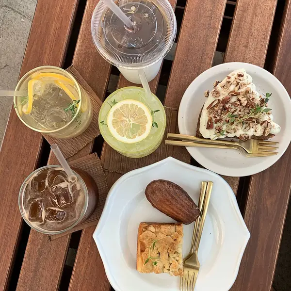 Bir fincan çay, bir kek ve bir bardak kahve.