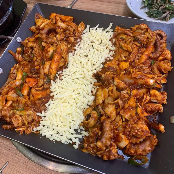 Sebzeli ve baharatlı kızarmış tavuk.