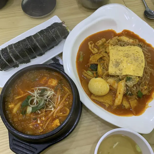 Biftekli Asya eriştesi, domuz eti ve siyah kasede tofu çorbası.