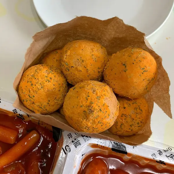 Patates ve soslu kızarmış tavuk.