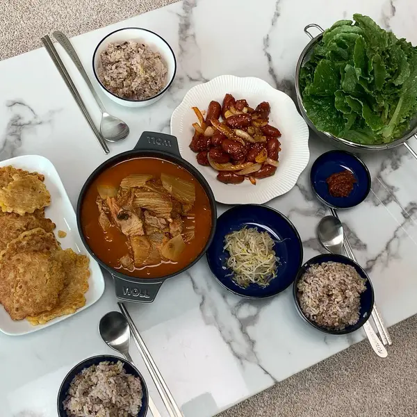 Lezzetli Asya yemeklerinin yakın görüntüsü