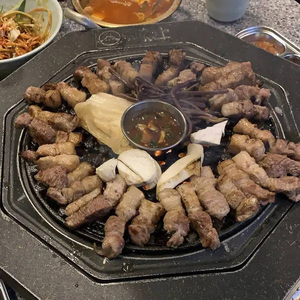 Baharatlı ve sebzeli ızgara tavuk.