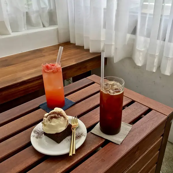 Bir bardak kahveli dondurma ve masada bir fincan çay.