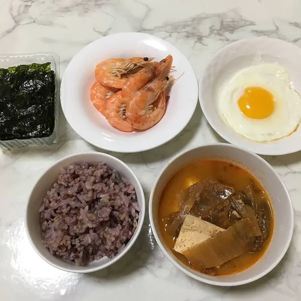 Lezzetli Asya yemeklerinin yakın görüntüsü