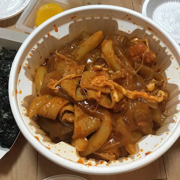 Kore yemeği, pirinç eriştesi ve kimchi.