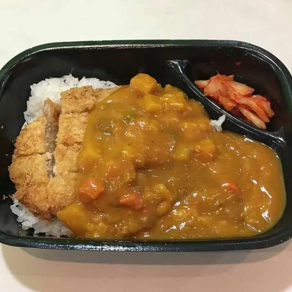 Pirinç ve sebzeli kızarmış tavuk.