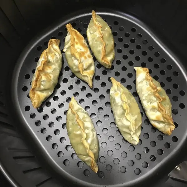 Siyah tabakta Çin buğulamalı çörekler.