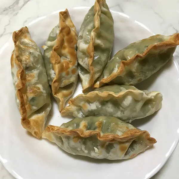 Ispanaklı ve sarımsaklı kızarmış hamur köftesi.