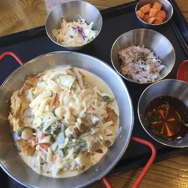 Sebze ve soslu kızarmış tavuk.