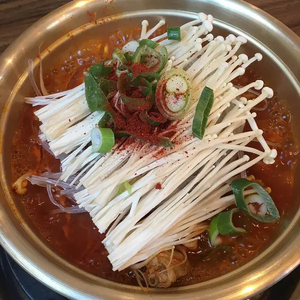 Lezzetli Asya yemeklerinin yakın görüntüsü