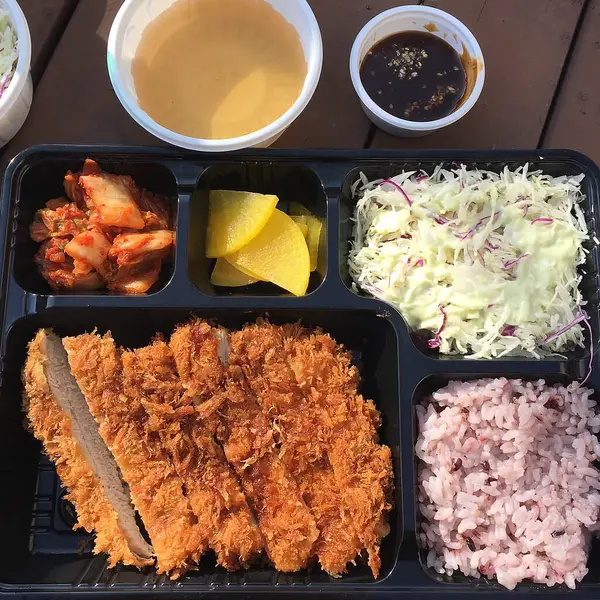 Kore yemeği, kızarmış pilav ve sebzeli kızarmış tavuk ve pilav.