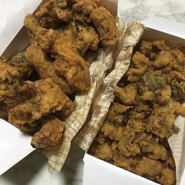 Sos ve baharatlı kızarmış balık.