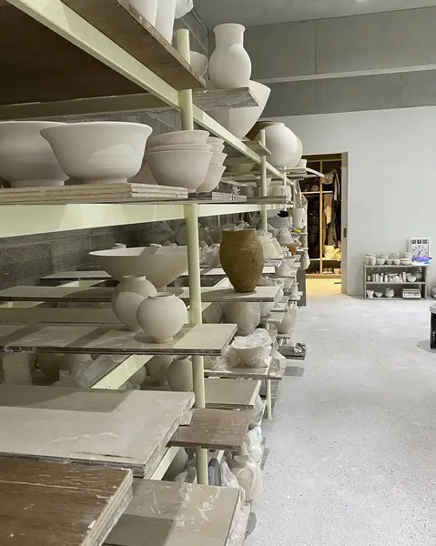 Modern bir mutfağın içinde.