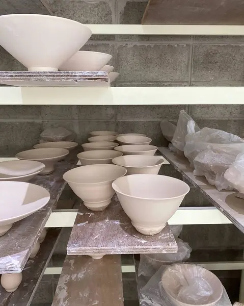 beyaz zemin üzerine seramik kase