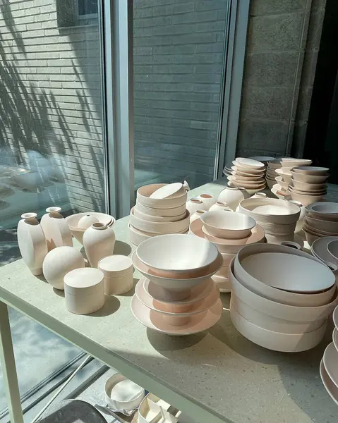 Sokakta satılık tabak ve kaseler.