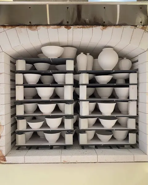 Fırında pişirmek için büyük ve küçük mutfak gereçleri..