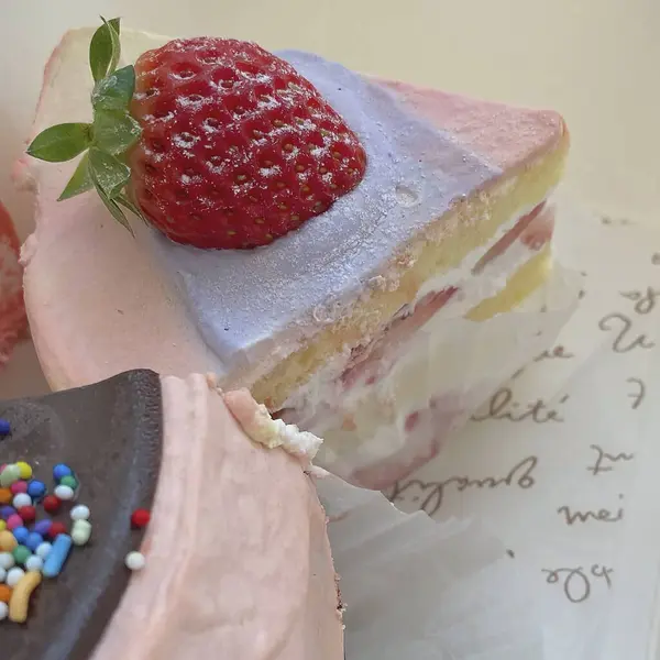 Kremalı ve dutlu çilekli pasta