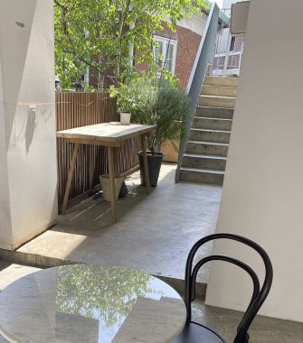 Modern bir binanın içinde.