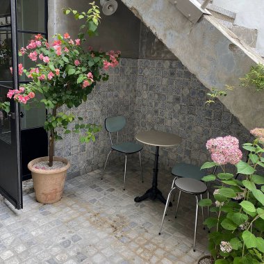 Bahçede küçük bir masa.