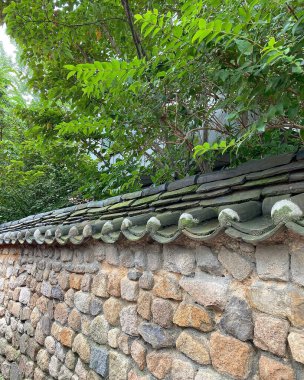 Bir sürü taşlı eski tuğla duvar.